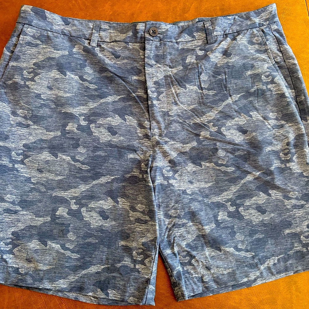 Vineyard Vines Men’s Performance On-The-Go Golf Blue Camouflage Shorts 40